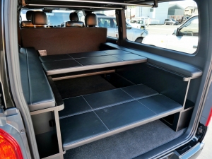 ハイエースバンキャンプ　車中泊　アウトドア　レジャー　内装架装