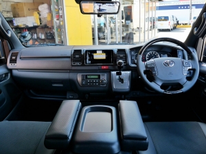 ハイエースバンキャンプ　車中泊　アウトドア　レジャー　内装架装