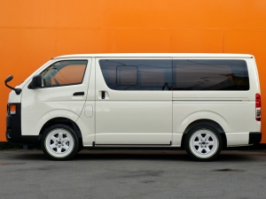 ハイエースバンディーゼル4WD　丸目カスタム　ネオクラシック