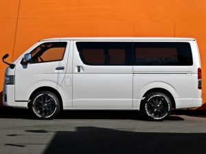 ハイエースバン新車アウトレットアウトドア　キャンプ　車中泊　バンライフ　１BOX　ベッド　キャンピングカー