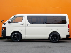 ハイエースバン当別注文色ライトイエロー　車中泊　アウトドア