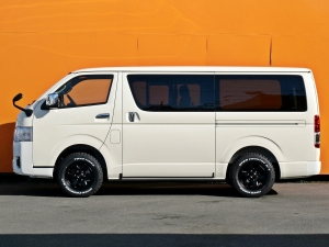 ハイエースバン新車アウトレットディーゼル4WD　特設ライトイエロー