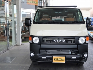 ハイエースバン丸目カスタム　ライトイエロー　ネオクラシック