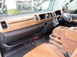 ハイエースバンスパロン　4WD　ディーゼル　特設ベージュメタリック