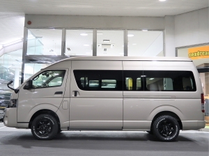 ハイエースバンスパロン　4WD　ディーゼル　特設ベージュメタリック