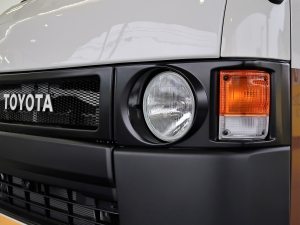 ハイエースバンDX　4WD　ディーゼル　丸目