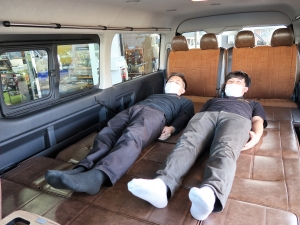 ハイエースワゴン１０人乗りワゴン　車中泊できるライトキャンピングカー