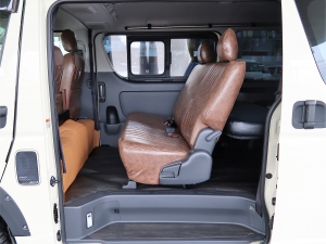 ハイエースバンディーゼル4WD　特設カラーライトイエロー