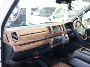 ハイエースバンディーゼル4WD　丸目カスタム　ネオクラシック