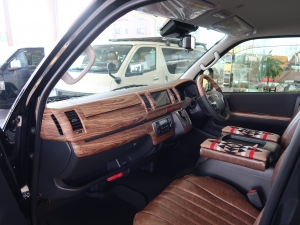 ハイエースバンディーゼル4WD　丸目カスタム　ネオクラシック
