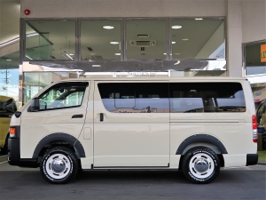 ハイエースバンディーゼル4WD　丸目カスタム　ネオクラシック