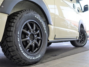 ハイエースバンディーゼル4WD　丸目カスタム　ネオクラシック