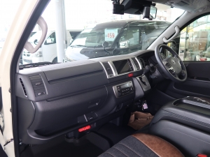 ハイエースバンディーゼル4WD　丸目カスタム　ネオクラシック