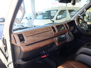 ハイエースバンディーゼル4WD　丸目カスタム　ネオクラシック
