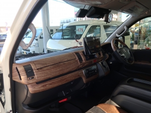 ハイエースバンディーゼル4WD　丸目カスタム　ネオクラシック