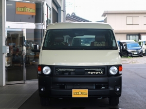 ハイエースバン特設カラーライトイエロー　安全装備付き