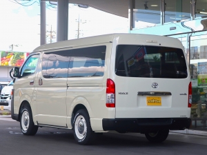 ハイエースバン特設カラーライトイエロー　安全装備付き