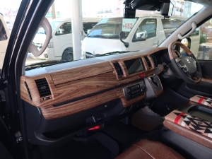ハイエースバンディーゼル4WD　丸目カスタム　ネオクラシック