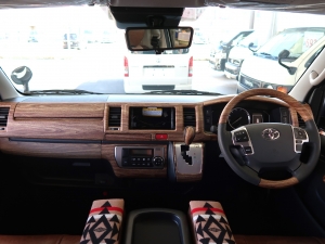 ハイエースバンディーゼル4WD　丸目カスタム　ネオクラシック