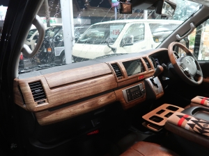 ハイエースバンディーゼル4WD　丸目カスタム　ネオクラシック