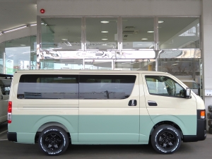 ハイエースバン新車アウトレット新車丸目ハイエース　ツートンペイント