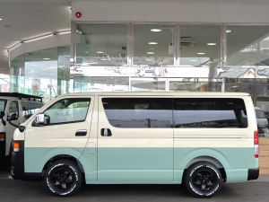 ハイエースバン新車アウトレット新車丸目ハイエース　ツートンペイント