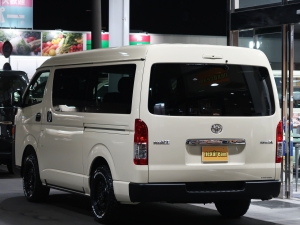 ハイエースバン特設カラーライトイエロー　安全装備付き