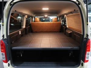 ハイエースバン特設カラーライトイエロー　安全装備付き