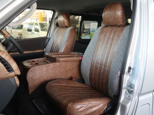ハイエースＶディーゼル4WD　希少カラーシルバー