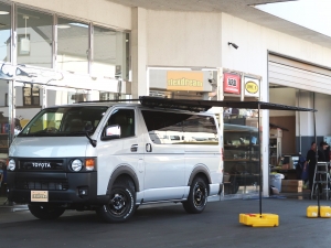 ハイエースＶディーゼル4WD　希少カラーシルバー