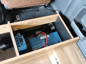 ハイエースワゴンFD-BOX W06　T-REVOシート2脚＋二段ベッド
