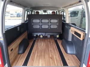 ハイエースバン8人乗り８ナンバー【MONOBOX　H01　コーデュラブラック内装】