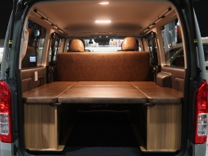 ハイエースバン新車ハイエース　スーパーＧＬ　丸目カスタム