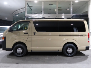 ハイエースバン新車ハイエース　丸目カスタム
