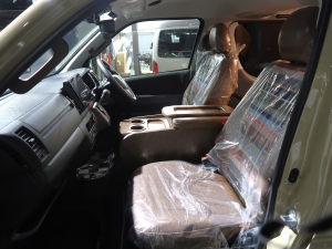 ハイエースバン新車ハイエース　丸目カスタム