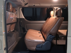 ハイエースバン新車ハイエース　丸目カスタム