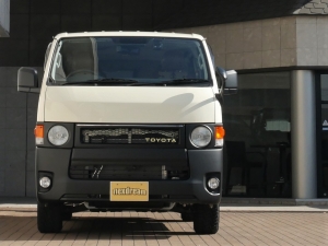 ハイエースバン特設ライトイエロー 丸目換装FD-classicカスタム