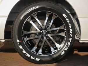 ハイエースワゴン１０人乗り　新車カスタム