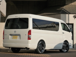 ハイエースワゴン１０人乗り　新車カスタム