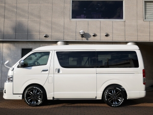 ハイエースワゴン１０人乗り　新車カスタム
