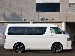 ハイエースワゴン１０人乗り　新車カスタム