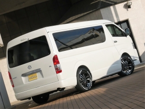 ハイエースワゴン１０人乗り　新車カスタム