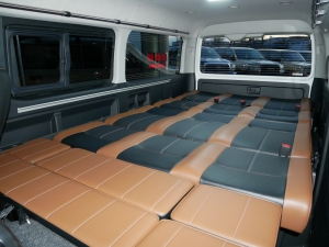 ハイエースワゴン１０人乗り　新車カスタム