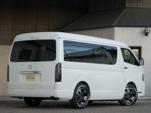 ハイエースワゴン１０人乗り　新車カスタム