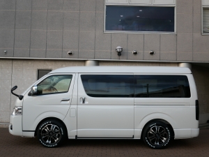 ハイエースワゴン１０人乗り　新車カスタム