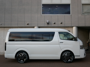 ハイエースワゴン１０人乗り　新車カスタム