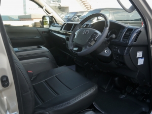 ハイエースバンスパロン　4WD　ディーゼル　特設パールホワイト