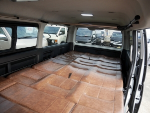 ハイエースワゴン１０人乗り　新車カスタム