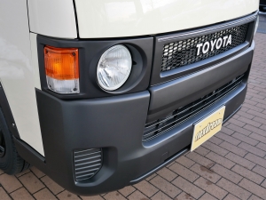 ハイエースバン丸目換装FD-classicカスタム　ライトイエロー