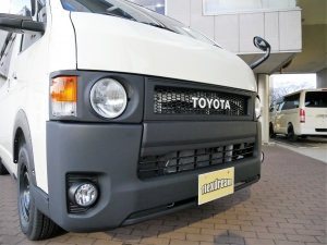 ハイエースバン丸目カスタム　ライトイエロー　ネオクラシック